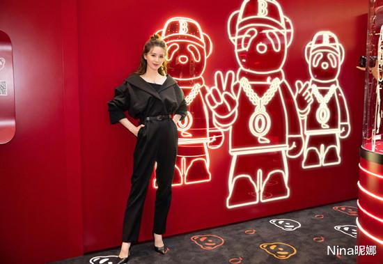 刘诗诗|刘诗诗打卡迪士尼！穿翻领外套配高腰裤1米7长腿实力抢镜，染新发色年轻5岁