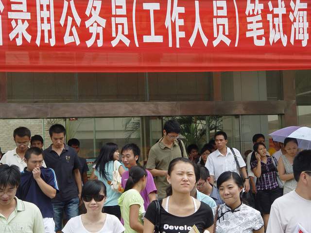 医生|什么样的职业收入又高还受人尊重？公务员，一个不得不说的职业