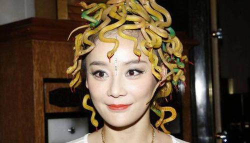 娱乐圈|盘点娱乐圈中用“蛇”做头饰的女星，啊这，看着有点吓人，但也有很美的