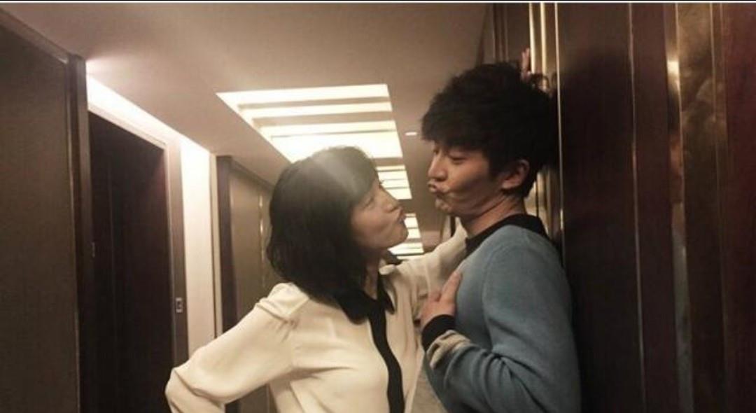 张柏芝|姐姐嫁给陆毅，妹妹嫁给郭京飞，丈母娘对两个女婿的态度截然不同