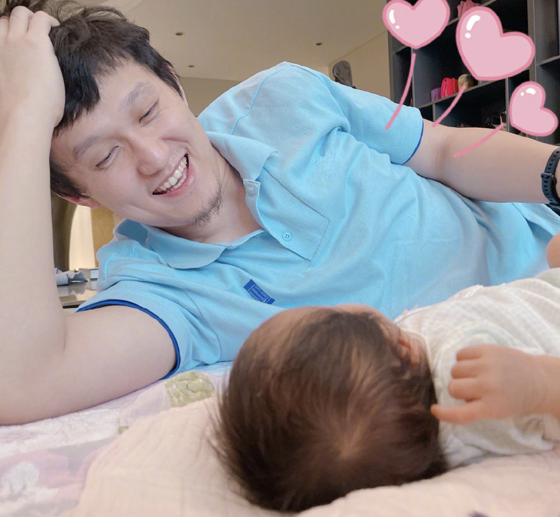 |惠若琪分享温馨全家福，为女儿庆祝百日，夫妻俩大方接吻甜蜜放闪