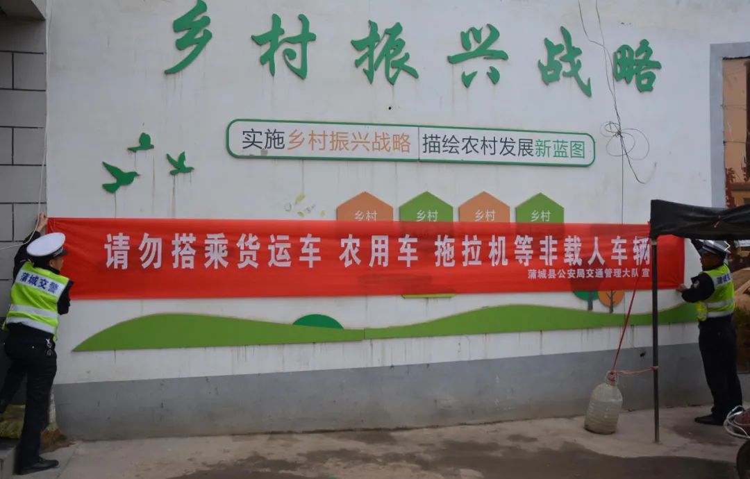 大秦直道wn 五一假期第二天  渭南公安交警风雨中守护道路畅通