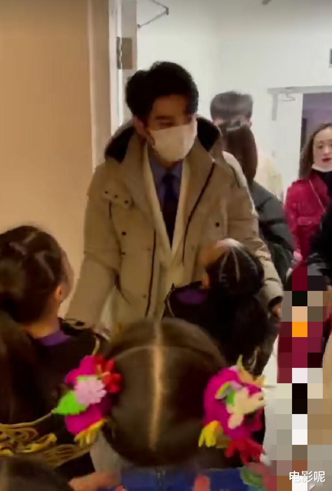 王俊凯|王俊凯春晚后台被一群女孩“生扑”,结果小凯还俯身去拥抱,酸了