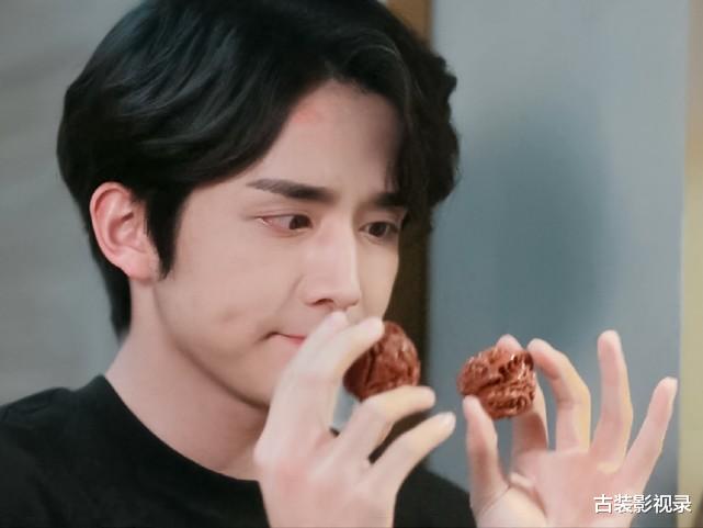 变成你的那一天|《变成你的那一天》出分了！一万七千人打出8分，这剧凭什么豪横