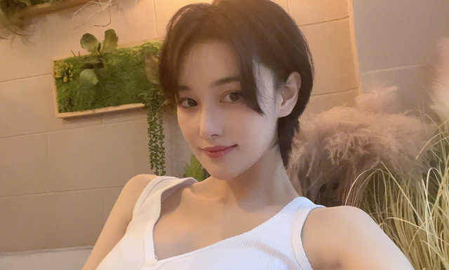 面霜|张馨予“晒照”秀背部曲线，肤色差异太大引热议，自用面霜成亮点