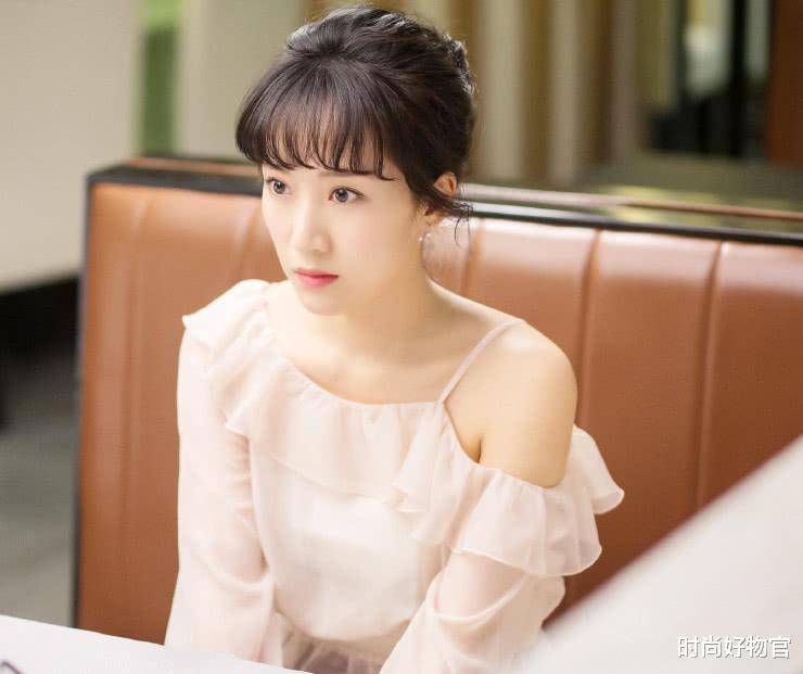 时尚好物官|34岁李念留起了学生头，产后迅速恢复身材的她，颜值重回少女时期
