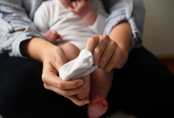 糖果的妈妈|反复“揪袜子”的快乐,小宝宝有更深的体会,新手爸妈别嫌烦哦