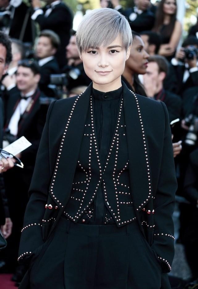 |李宇春在外国红毯上太有牌面，穿高定彰显帅气气场，也太有范了