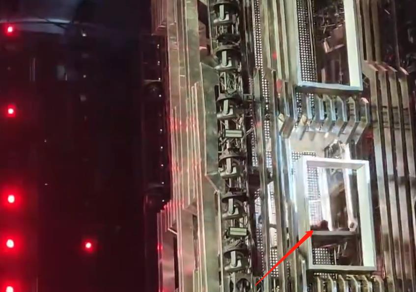 张杰|张杰舞台摔伤视频流出，毫无防备重重摔倒，跳下台后立马蹲下缓解