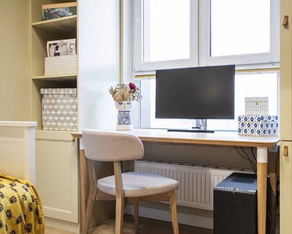 58㎡一室变两室,厨房做隔断微型客厅,还有整面墙大衣柜,超羡慕