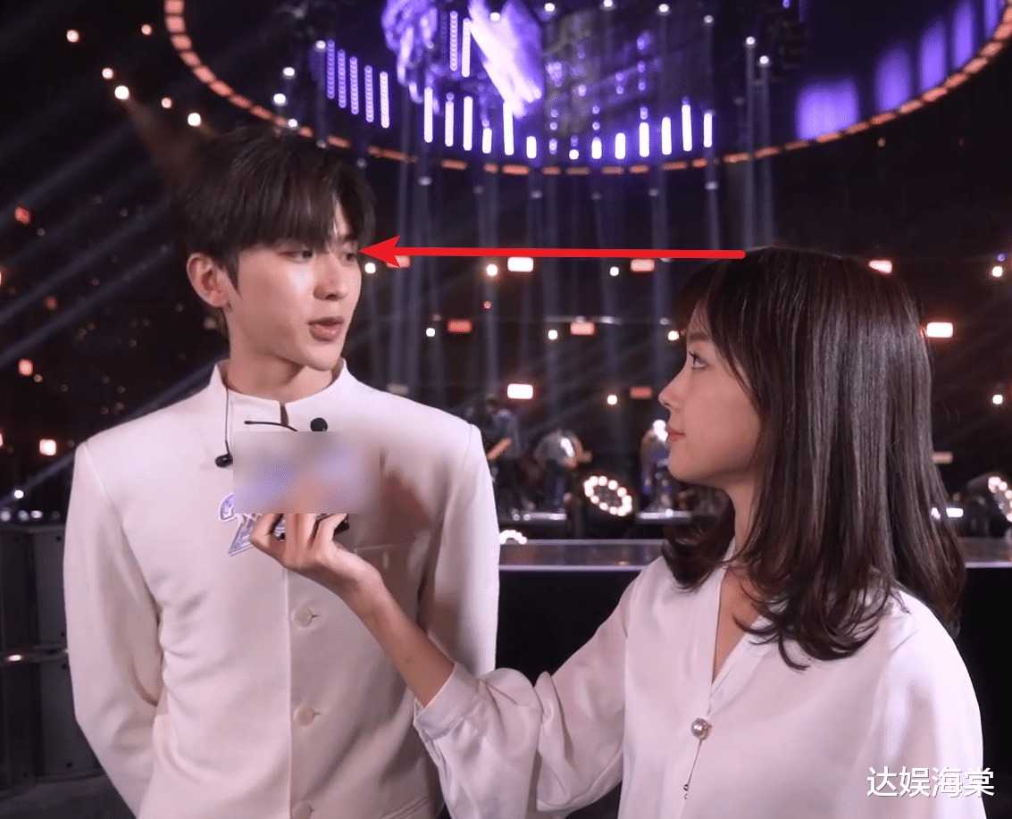 王冰冰|顶流蔡徐坤碰上央视王冰冰，“照妖镜”下，这颜值确定差8岁？