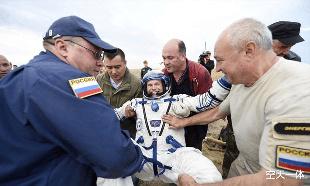 太空 龙飞船游客太空归来，4人都不是专业航天员，出舱为何不用抬起？