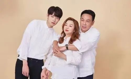 杨幂|幂女王上杂志宣布地下情玩完，小狼狗不求名分仍被甩只因毫无价值