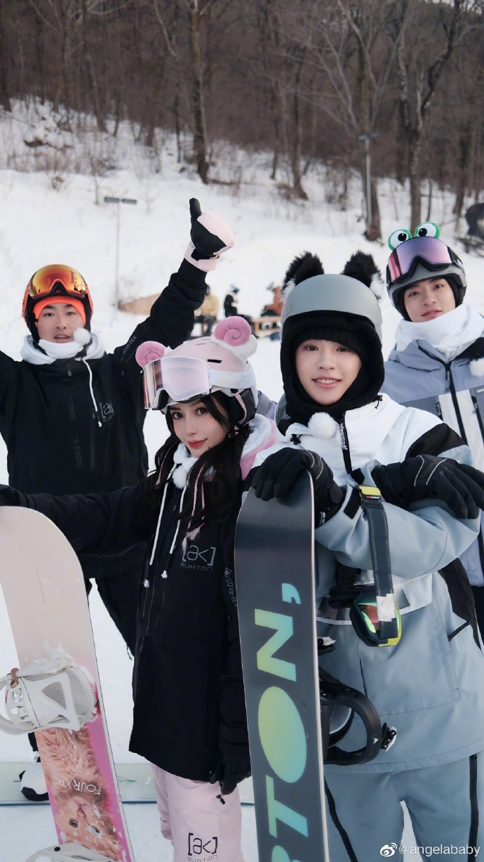 Angelababy|Angelababy新年带儿子开工，抱着儿子下车，小海绵骑行李箱好可爱