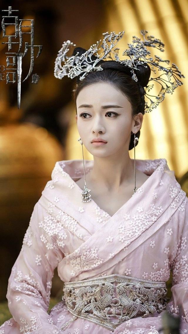 妲己|“妲己”成妖：吴谨言靠换装、张馨予靠化妆，而她俩只需装柔弱