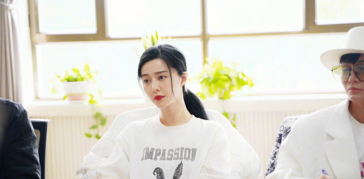 方脸妹说时尚 范冰冰做完公益心情好,穿西装背书包走机场,获粉丝接机表情淡定