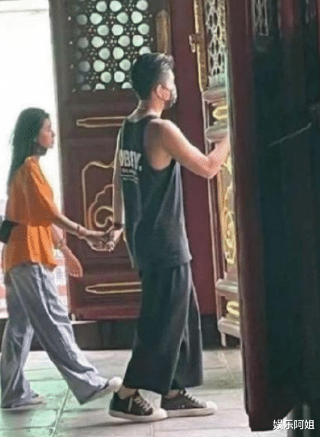 蔡卓宜|刚分手没几日又复合？这对当街搂抱的明星情侣把互联网玩明白了