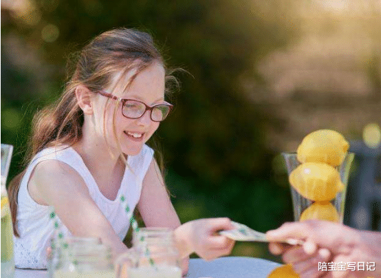 陪宝宝写日记|10岁孩子偷钱被父母送派出所：金钱这个事，有必要早点说给孩子听