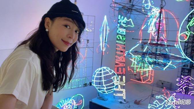 Nina昵娜 保守过度！张静初穿防风夹克背书包走机场，手帕当面具造型太高级