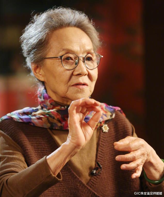 GIC珠宝鉴定师媛媛|刘诗诗“奶奶”，83岁的年龄最爱佩戴翡翠首饰，美人会老优雅不会