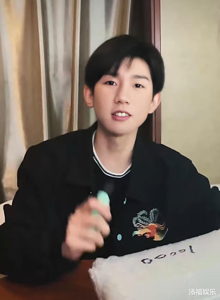 王源|王源深夜赶高铁，站姐神图却“翻车”，一套衣服四种颜色