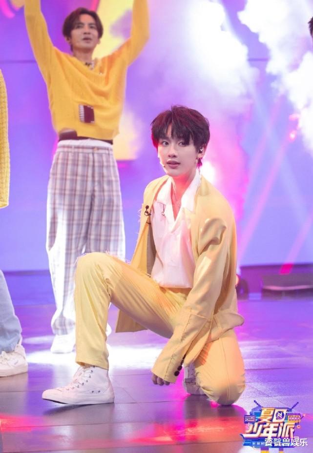 张真源|夏日少年派曝新照,丁程鑫张真源终于出镜,2位新穿搭太显少年气