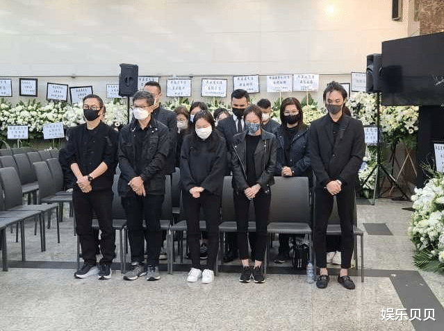 叶白衣|侯珊燕来到吴孟达灵前，素颜戴黑色口罩难掩悲伤，不见达叔前两任