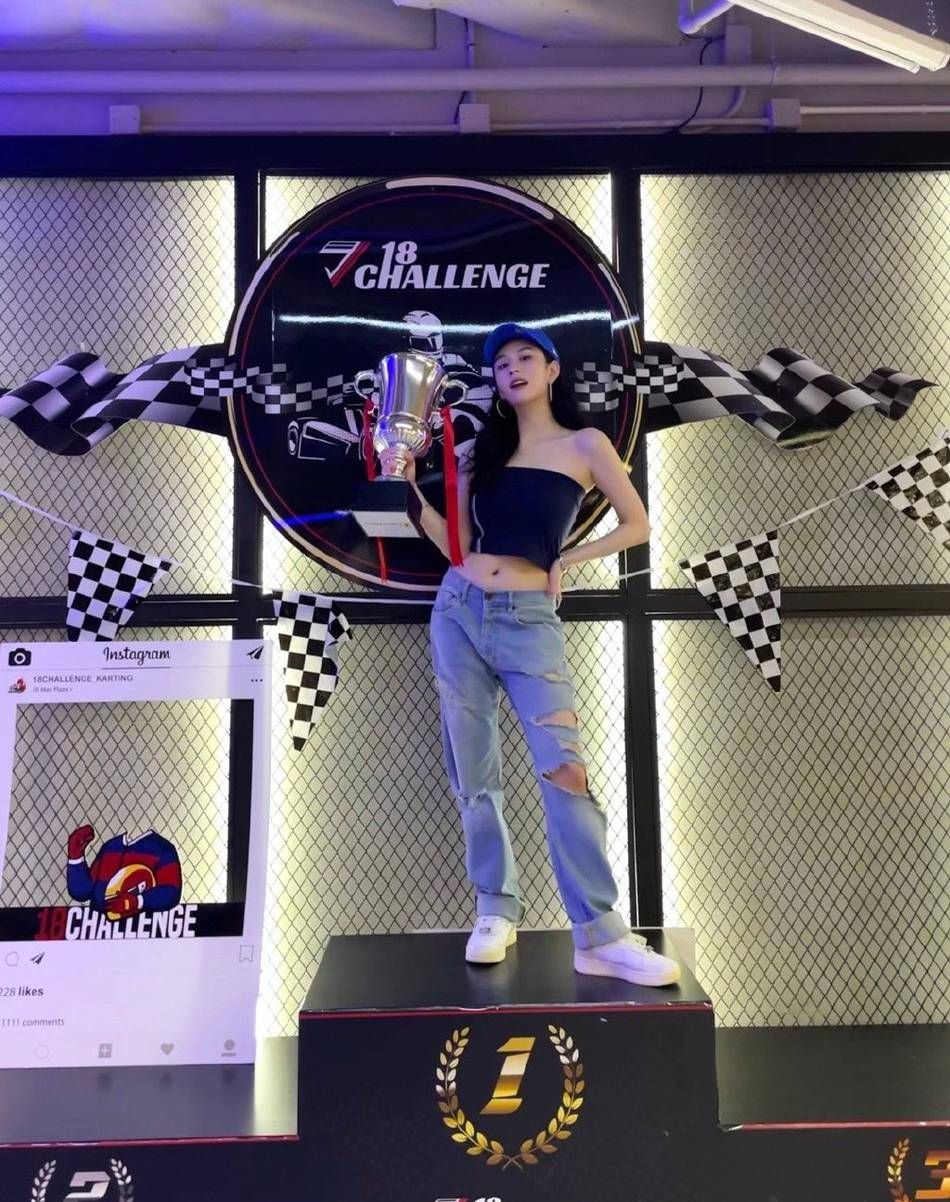 穿衣搭配|邱淑贞女儿真会凹,穿露脐装秀身材丰腴而不臃肿,有其母必有其女