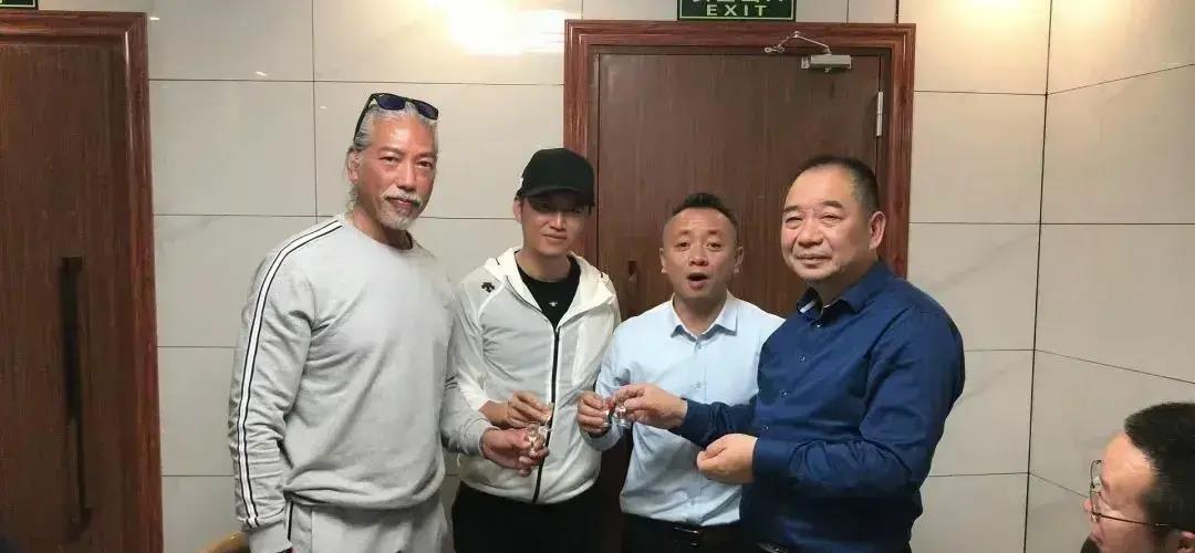 张耀扬|57岁张耀扬现身参加聚会,包间拥挤满桌狼藉,疑似正式复出捞金