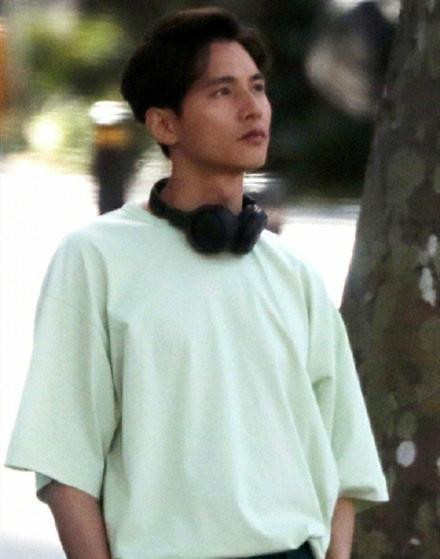 街拍|亚洲十大男神近况，郭富城一家四口甜蜜过节、周润发餐馆独自吃饭