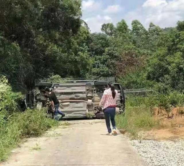 车祸 揭阳车祸女子被撞飞倒挂在树上,四肢下垂昏迷不醒,现场一片狼藉