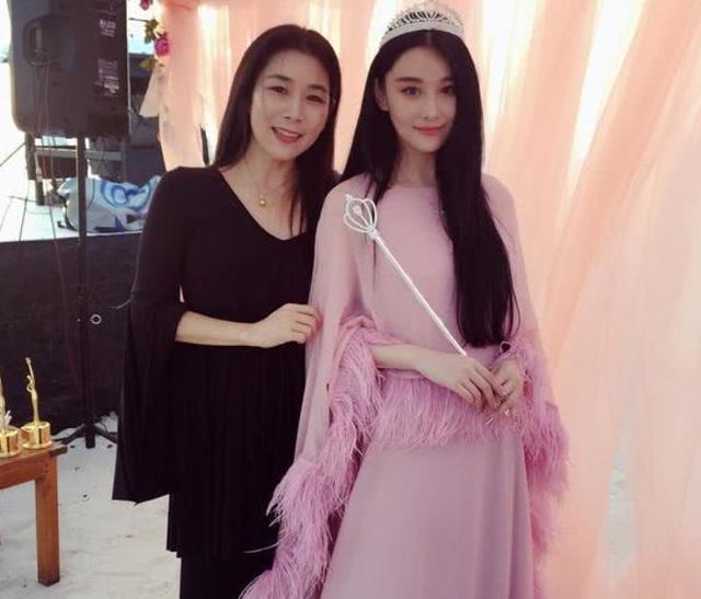 张馨予|张馨予为“妈妈拍写真”庆生，肌肤状态不相上下，自用面霜成亮点