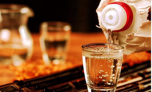 知否知否啊|为什么一些嗜酒如命的外国人,不敢喝中国白酒?