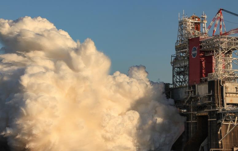 运载火箭 6点35分,一枚运载火箭突然横着走起飞,2.5分钟后在高空爆炸解体