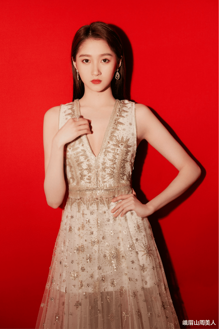 关晓彤|?关晓彤终于长大了，穿红色吊带长裙秀事业线，大长腿超吸睛