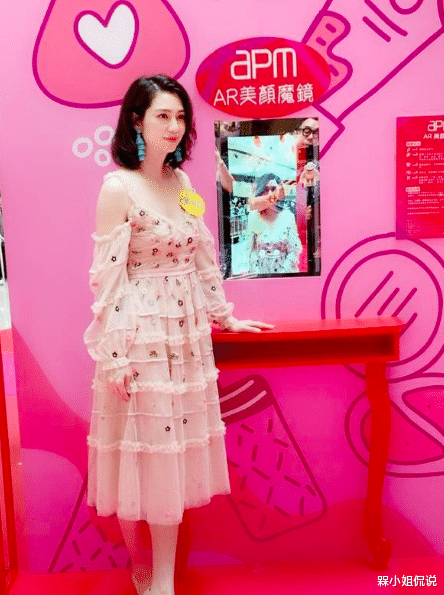 槑小姐侃说 洪欣真不把自己当50岁看待,年过半百仍不低调,穿露肩裙青春洋溢