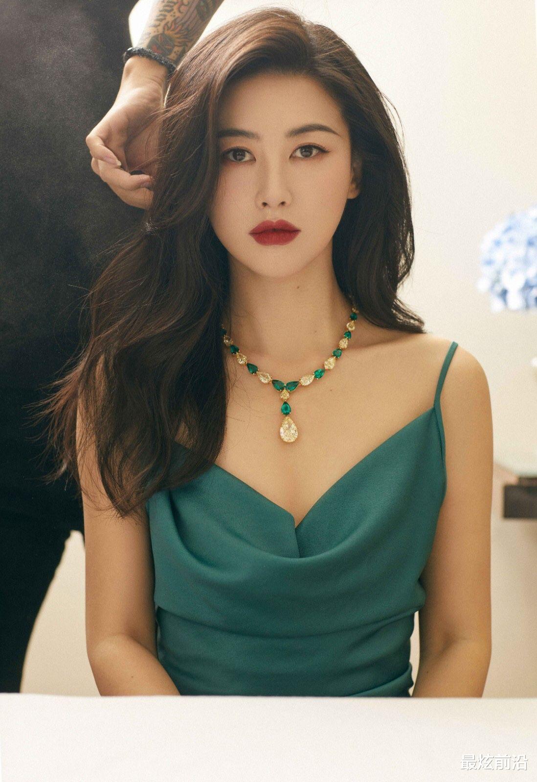 最炫前沿 朱珠不愧是成熟女人的穿搭典范，一身吊带裙超有女人味，夺人眼目