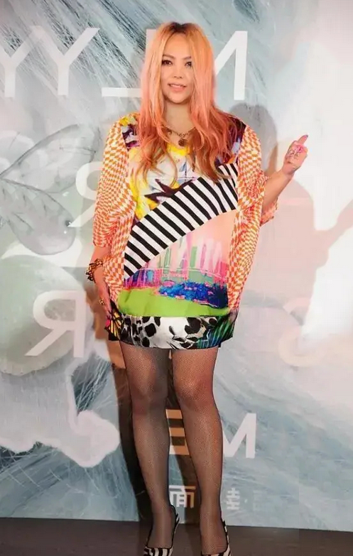 美人哒|张惠妹瘦了真任性，染粉发玩下衣失踪扮“叛逆少女”，别说还挺酷