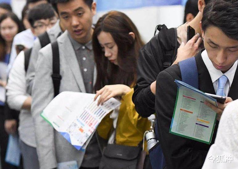 穿衣搭配|又一“正式编制”公开招聘，10万年薪无需加班，往届生报名更吃香