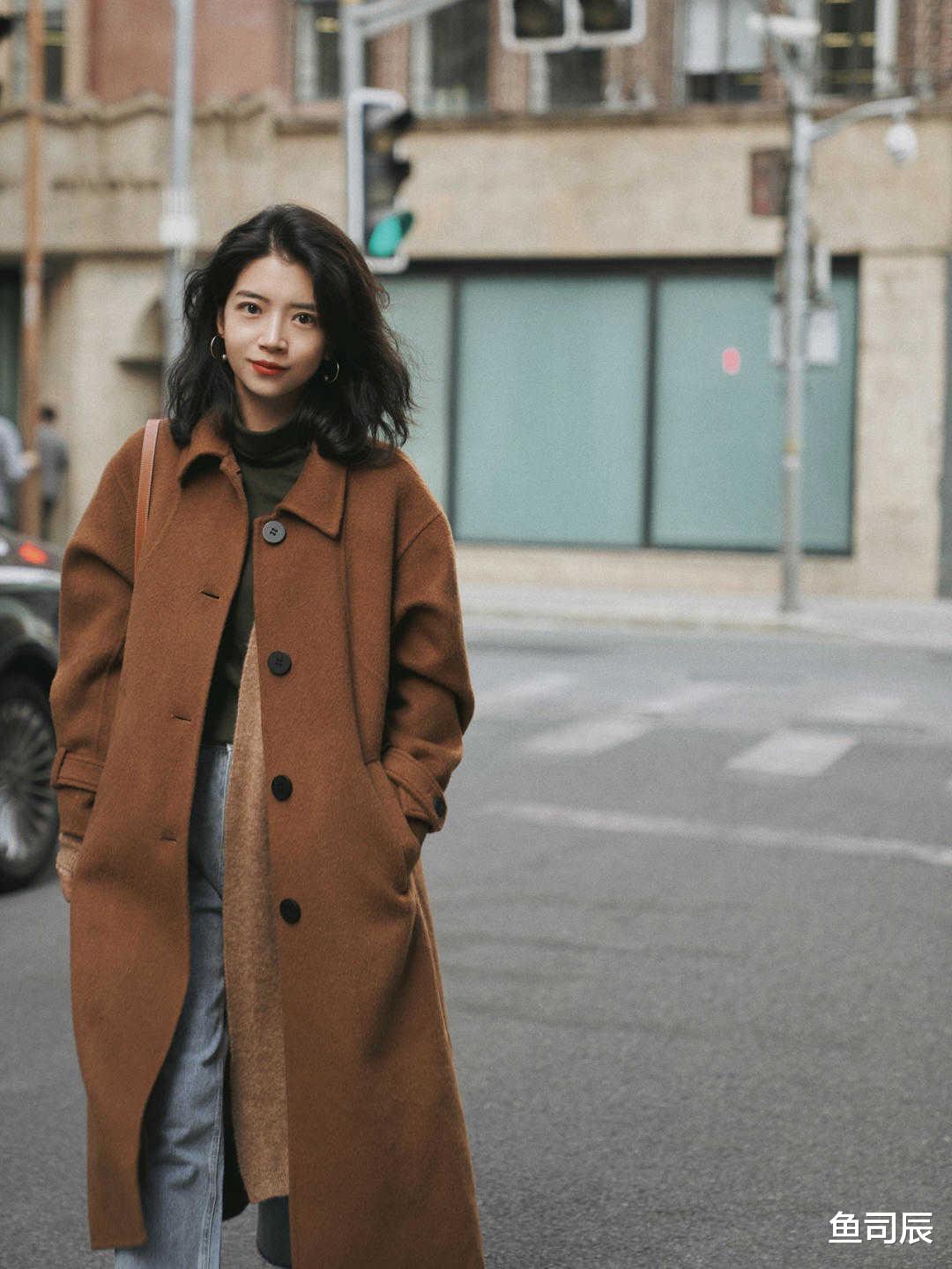 鱼司辰 秋冬、比黑白灰更炸街的是什么颜色？当然是大地色大衣，又飒又美