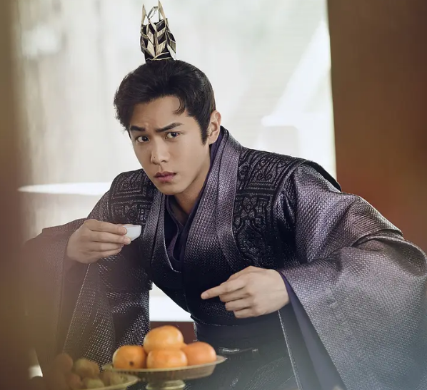 杨天真|张若昀减肥后颜值翻车了？与路人合照失去滤镜后，看起来老了5岁