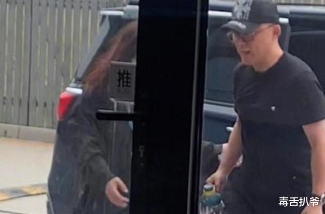 何炅|何炅近况曝光，与好友聚会途中抱着周迅痛哭，疑压力太大惹人心疼