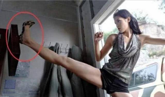 穿帮镜头|令人尴尬的穿帮镜头,皇后起身坐的蓝色塑料椅子,令人非常想笑了!