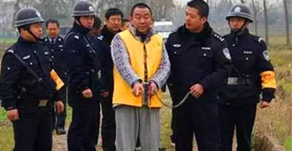 火车 抢劫色魔案：抢劫犯隐瞒罪行，抢劫之余残杀多名少女