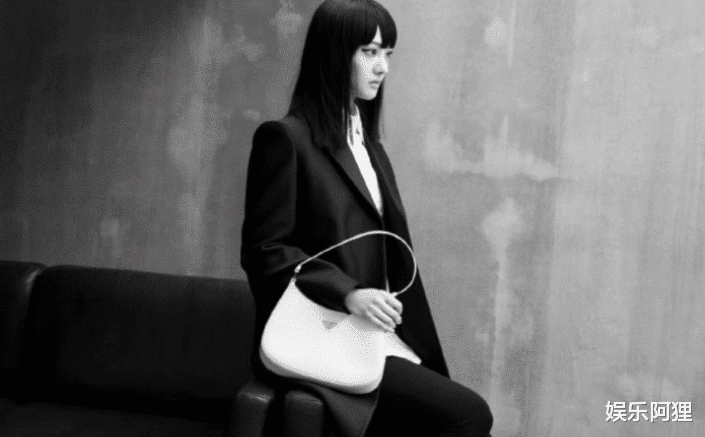 郑爽|郑爽小号再发文，疑似手握一沓代孕明星的资料，配文：想要一锅端