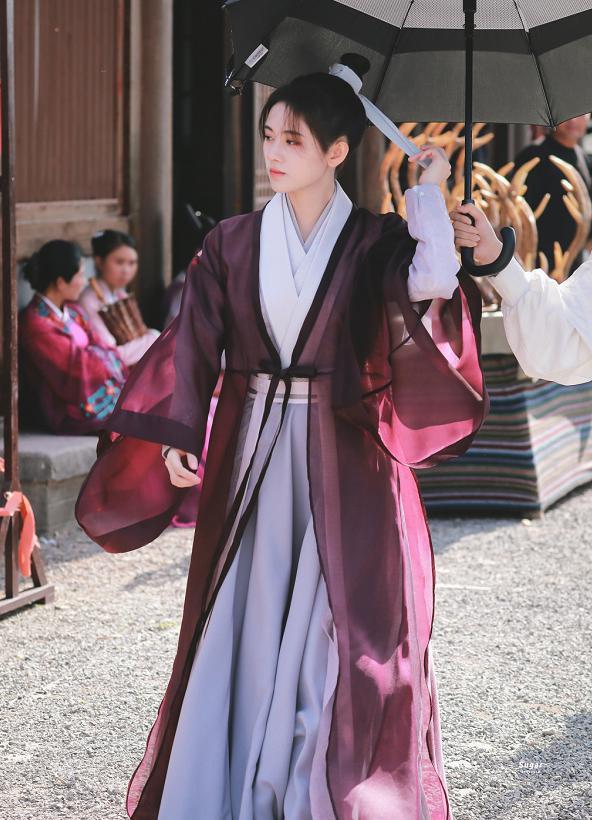 鞠婧祎|鞠婧祎走到哪“捂”到哪？戴项链后立马放开，不愧是直男的心头爱