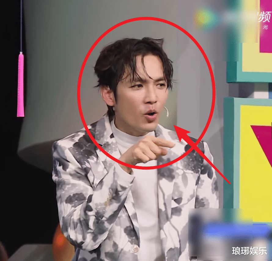 钟汉良|钟汉良被泼水卸妆后，46岁状态成焦点，沈腾都忍不住嫉妒了