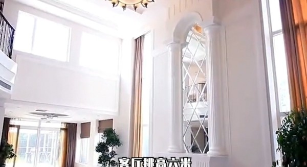 李湘|45岁李湘豪宅内晒全家福，巨型玫瑰摆门口，三万名牌包用来装猫