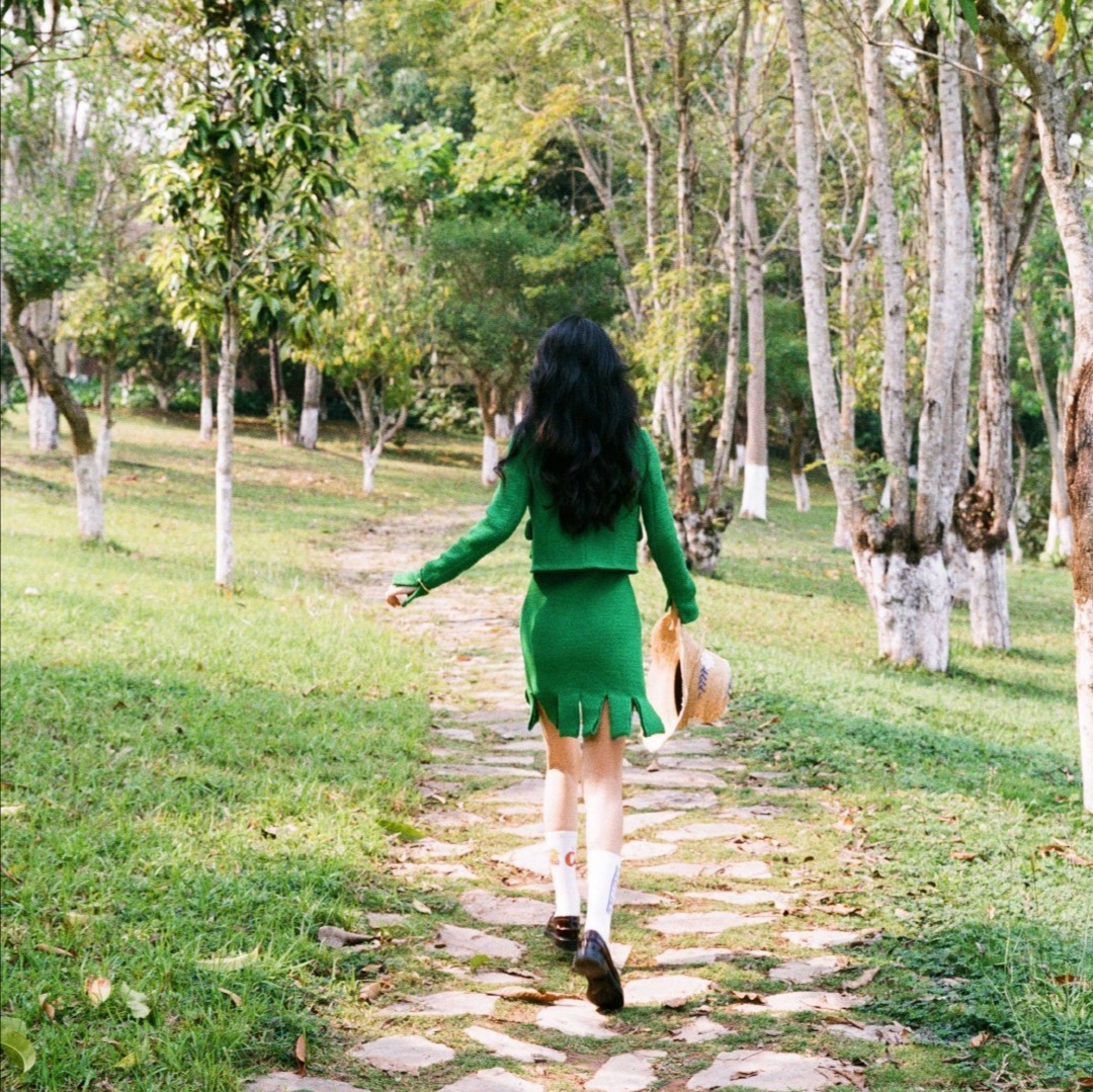 胡歌|赵丽颖新写真翻车:绿衣搭配白腿袜土到爆,眼袋水肿拉低颜值