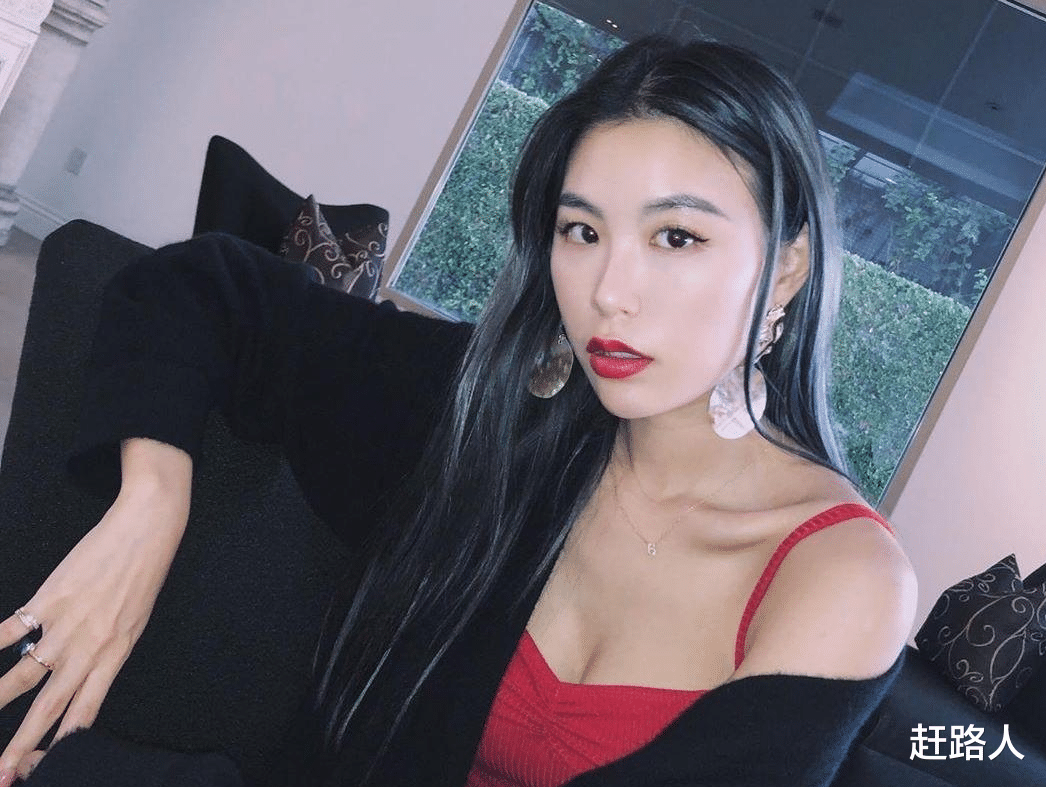 高以翔|?高以翔女友更新动态曝出新恋情，与男友合照嘟嘴卖萌，还晒出大婚戒